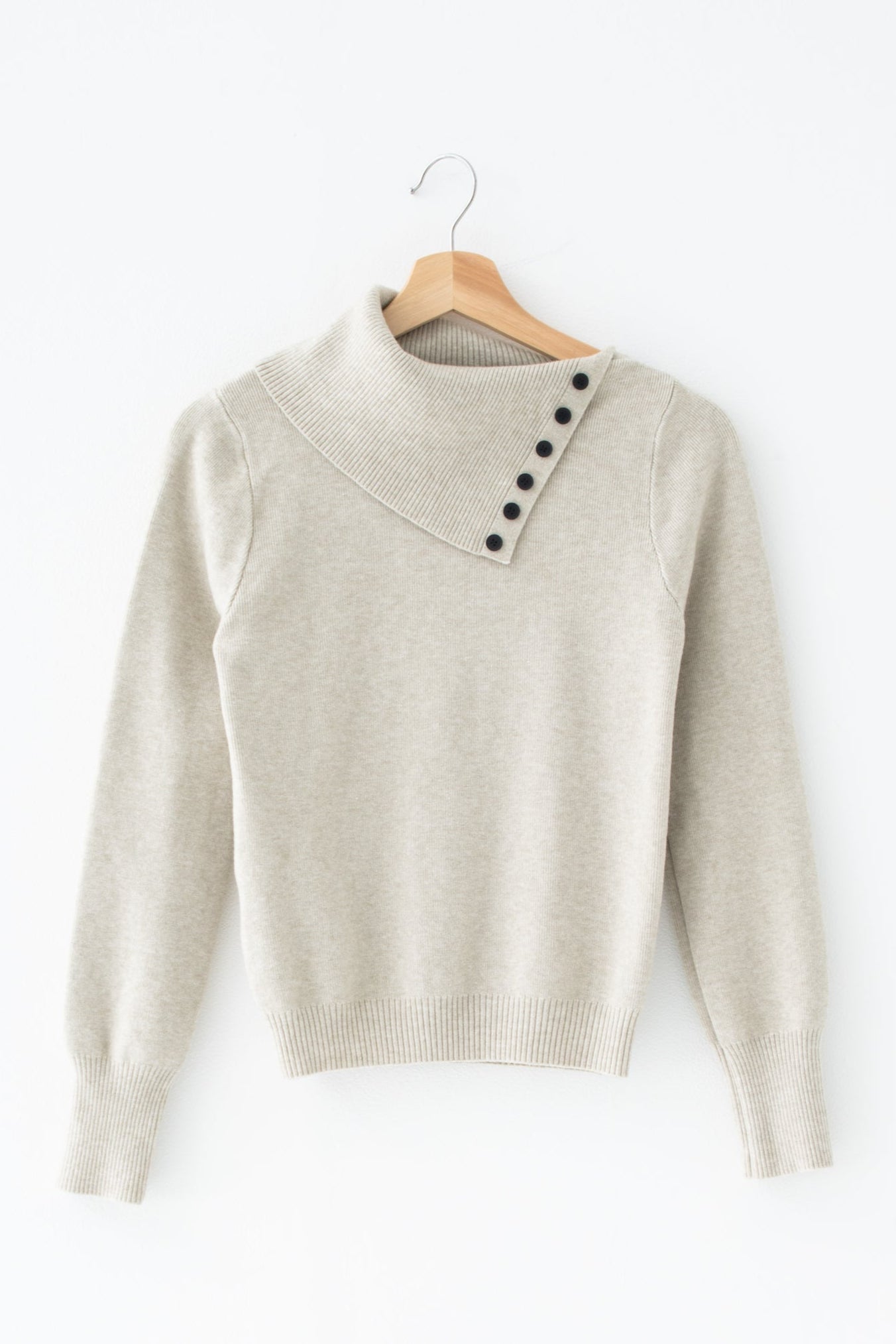 ボタンアシメリブニット