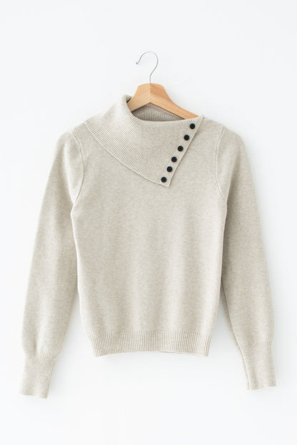 ボタンアシメリブニット