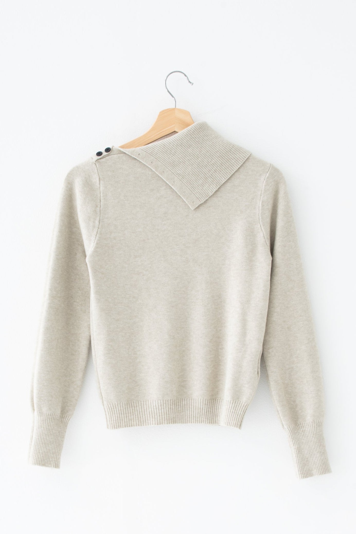 ボタンアシメリブニット