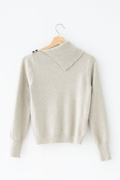 ボタンアシメリブニット