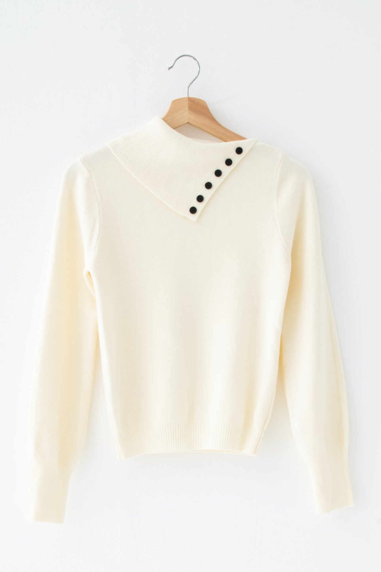 ボタンアシメリブニット