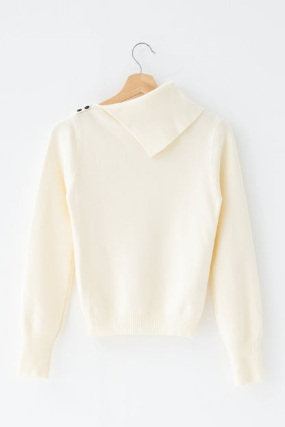 ボタンアシメリブニット