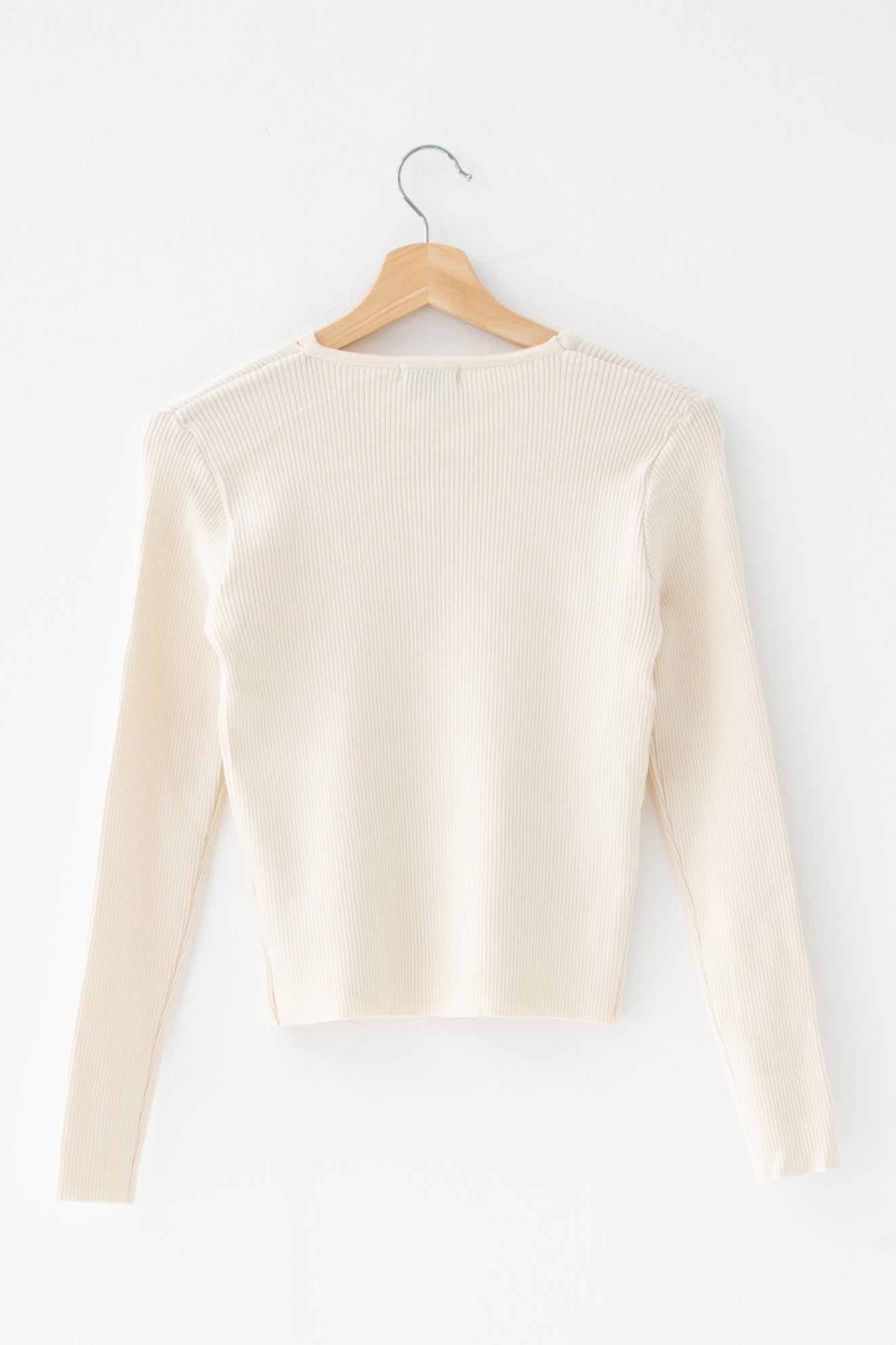 カットアウトリブトップス