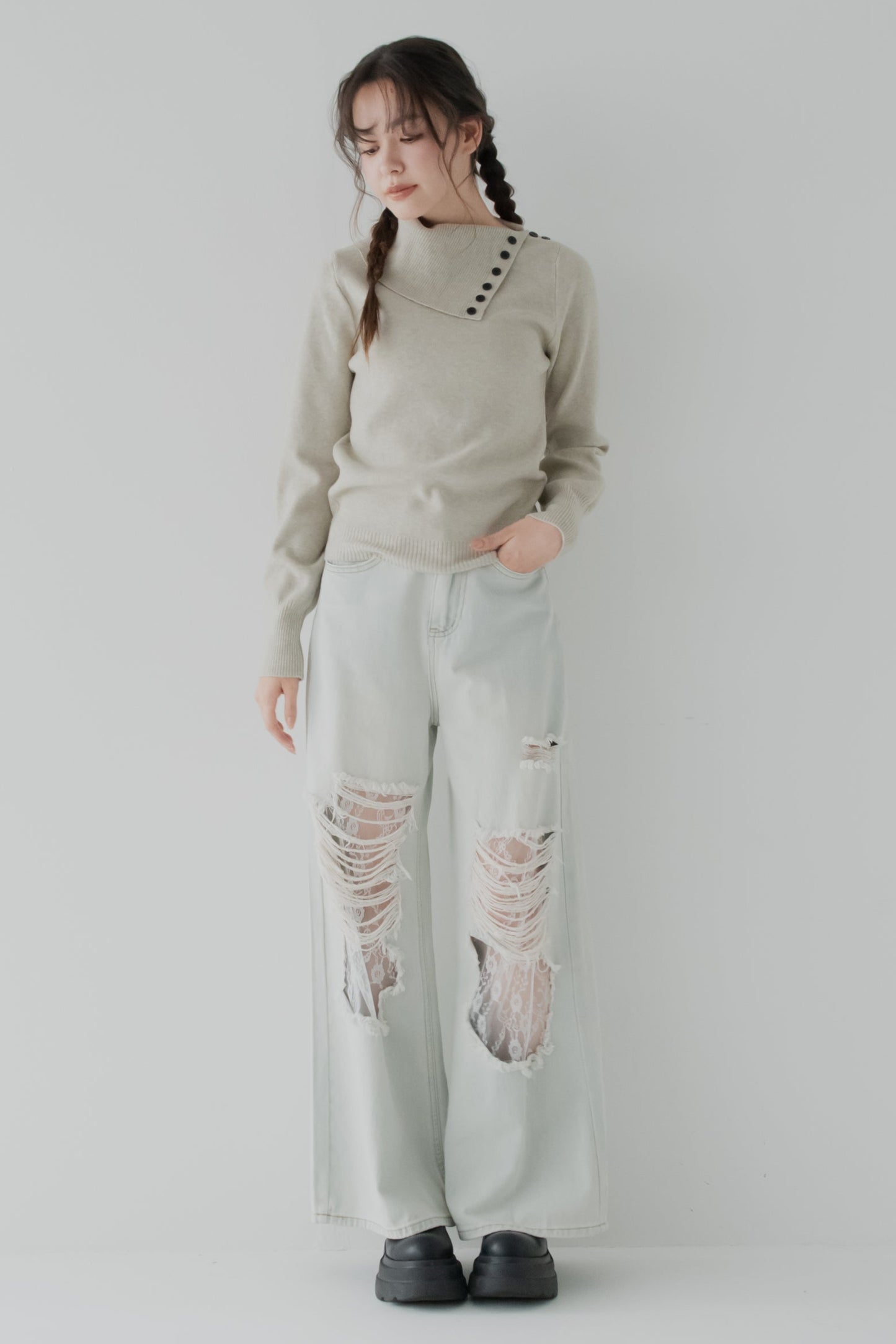 ボタンアシメリブニット