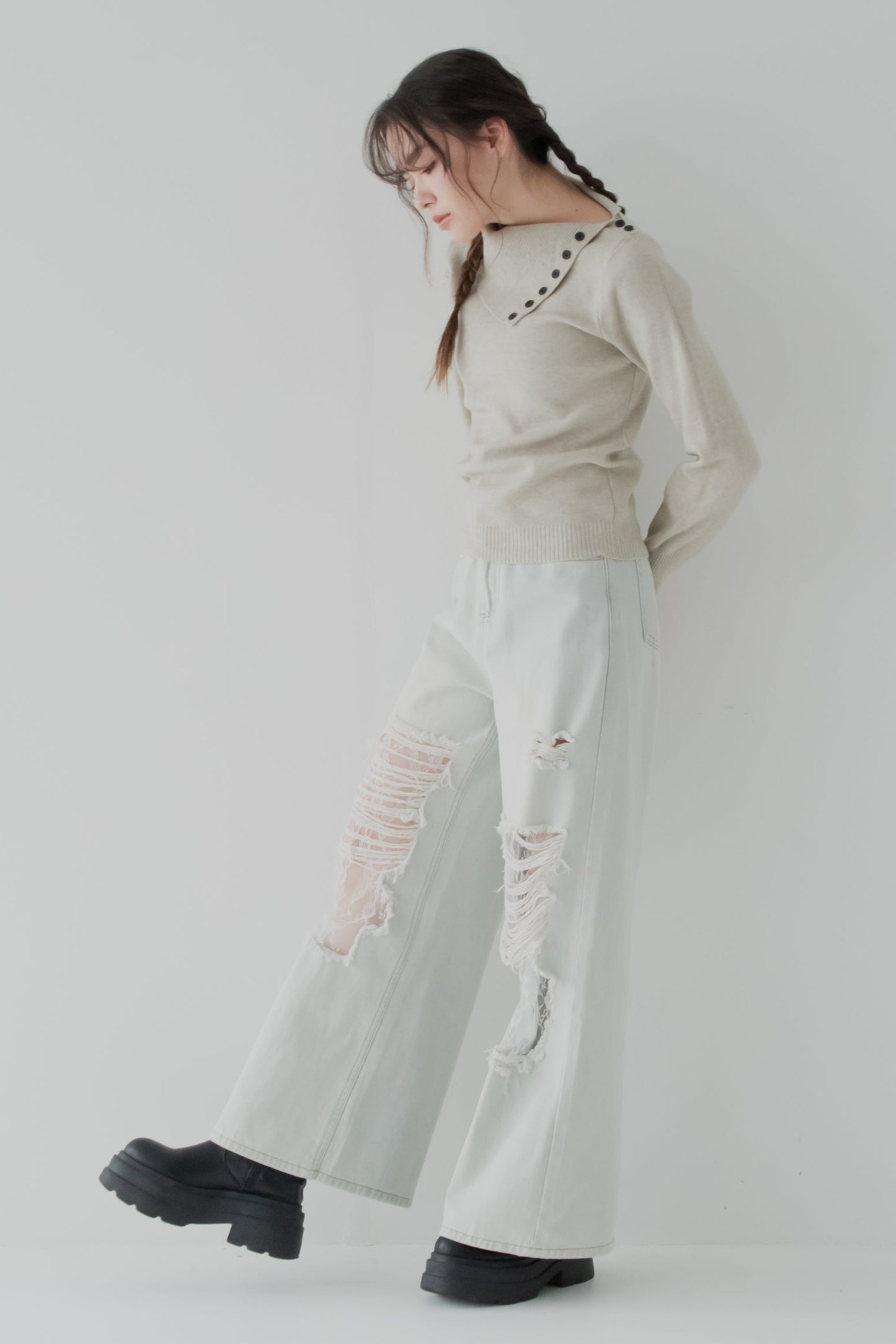 ボタンアシメリブニット