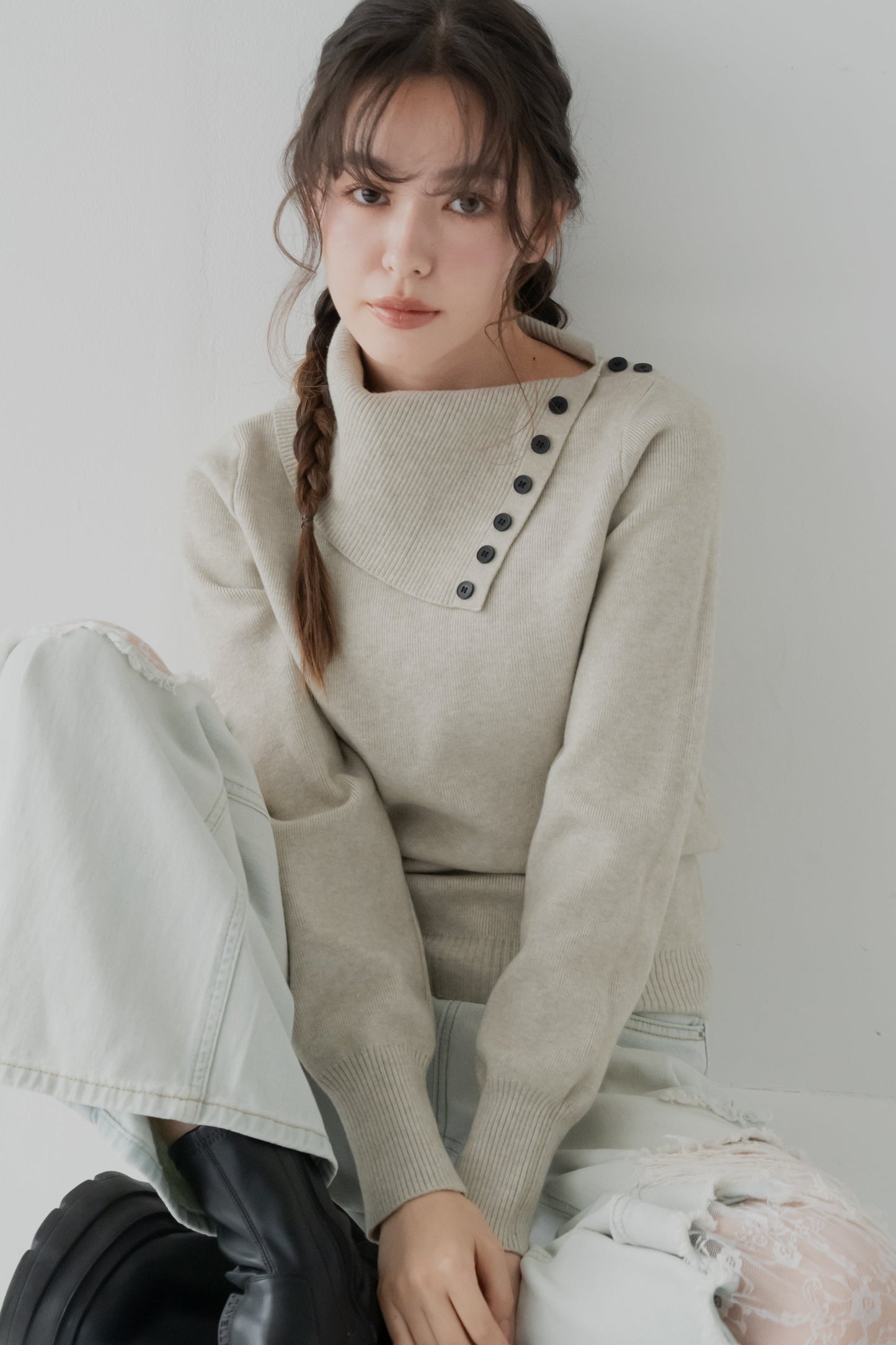 ボタンアシメリブニット